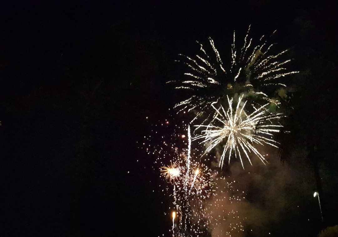 Friday Night Fireworks at Hilton Hawaiian Village Waikiki Beach Resort景点图片