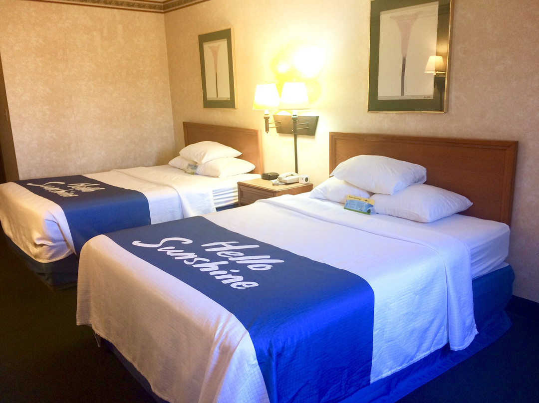 Days Inn & Suites by Wyndham Dundee