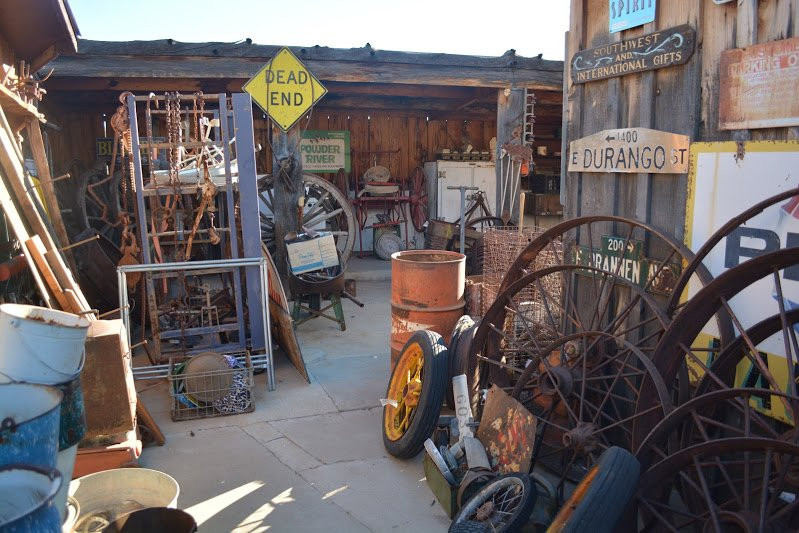 Jim's Trading Post-Rimrock必去景点