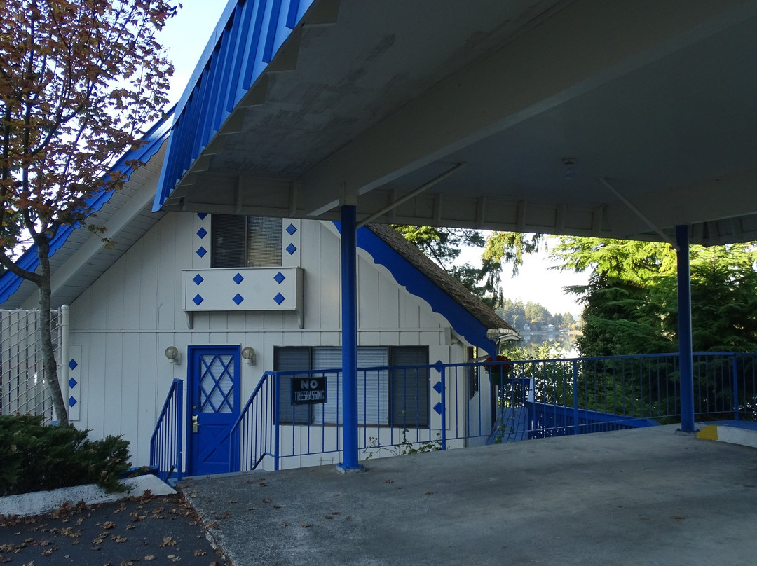 Oyster Bay Inn & Suites主图