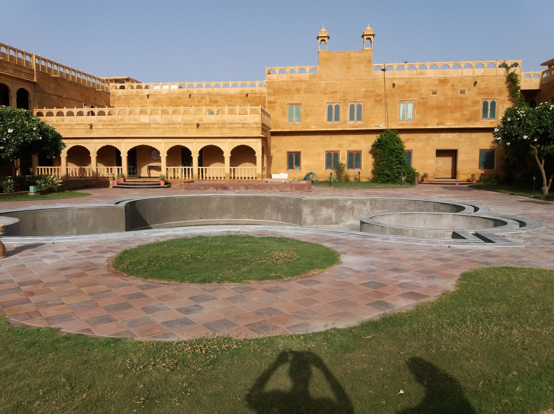 郁金香沙漠酒店主图