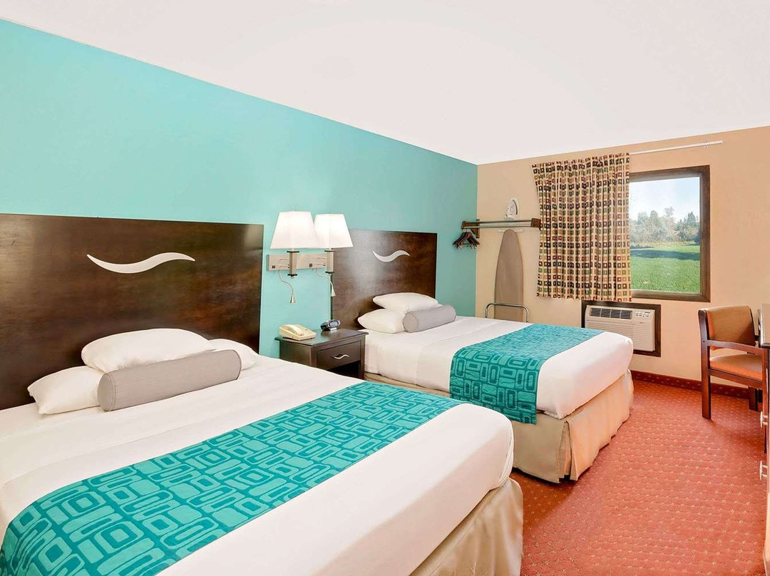 Howard Johnson by Wyndham Waterloo/Cedar Falls主图