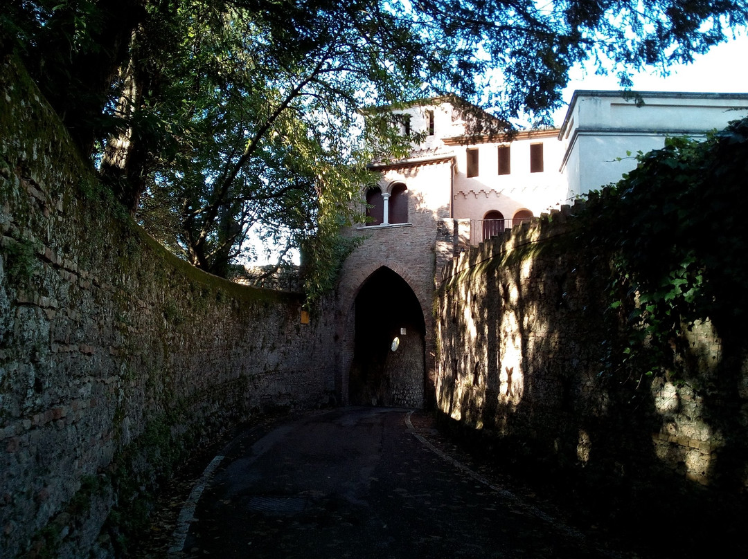 Porta di Ser Belle-科内利亚诺必去景点