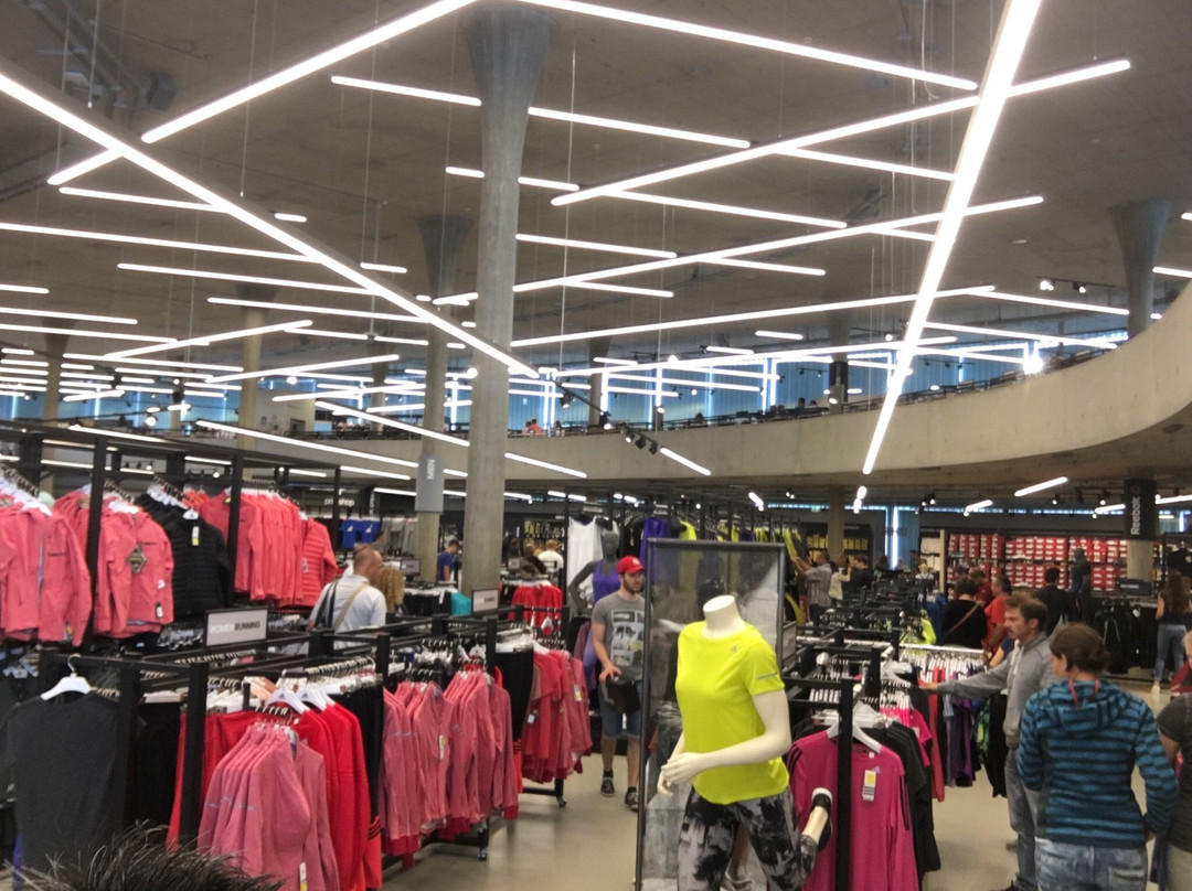 adidas Store-赫佐格奥拉赫必去景点