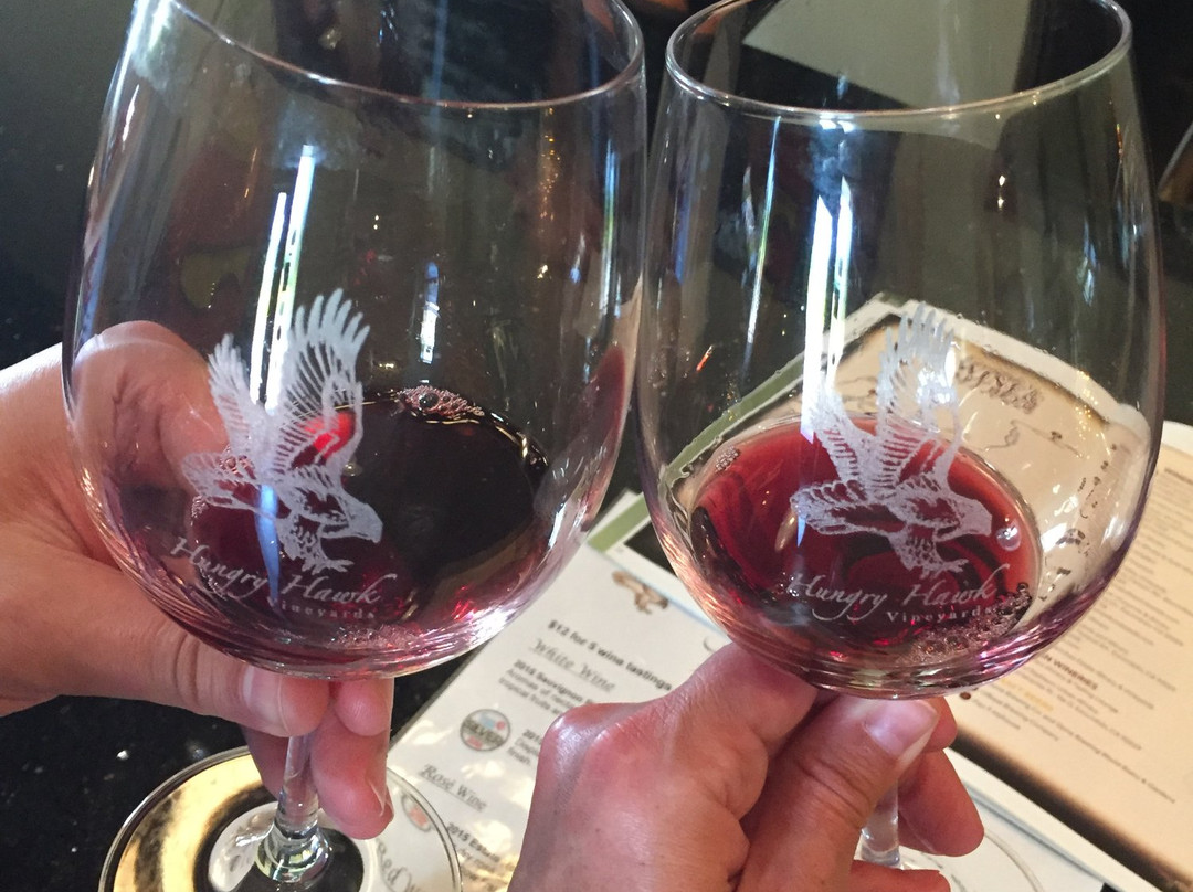 Hungry Hawk Vineyards & Winery景点图片