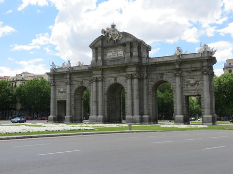 阿尔卡拉之门-马德里必去景点