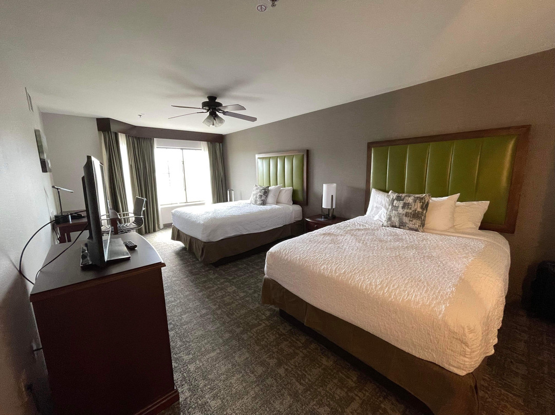 里诺希尔顿惠庭套房酒店主图