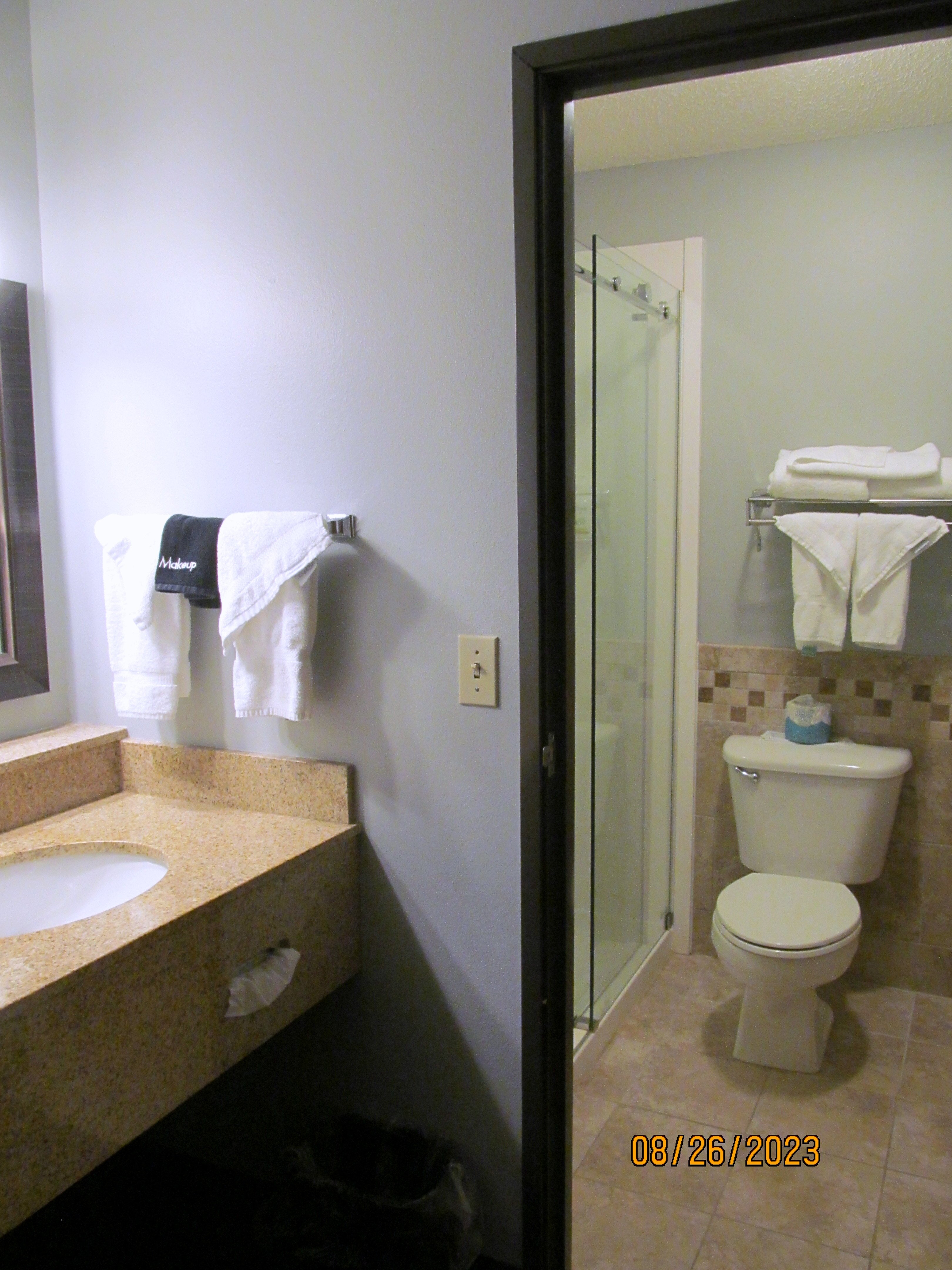 AmericInn by Wyndham Fergus Falls-浴室
