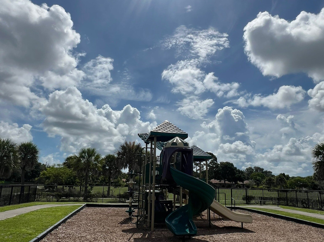 Village Green Park-科勒尔斯普林斯必去景点