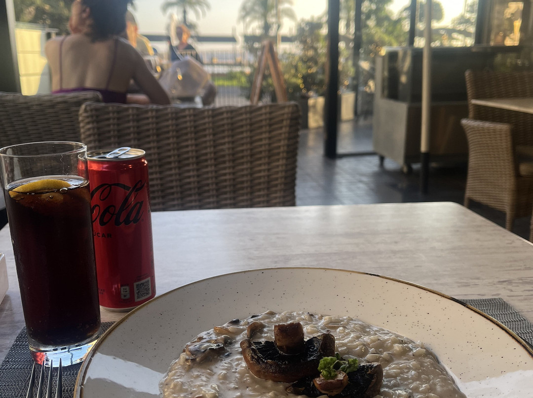 Avenida GastroPub & Grill
