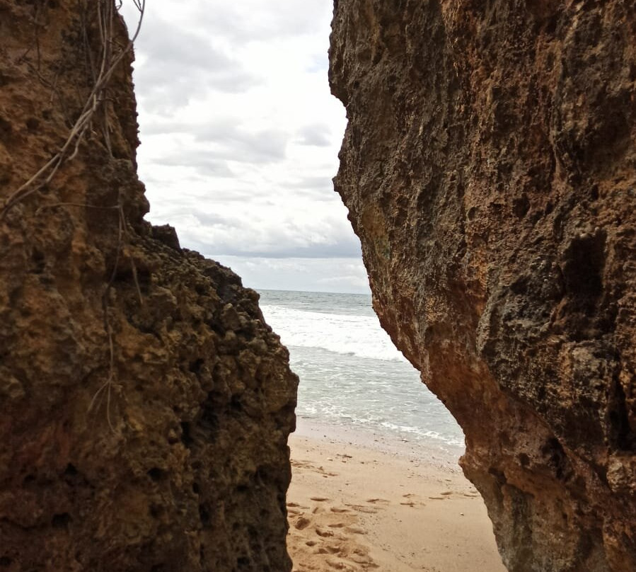 Watulawang Beach景点图片