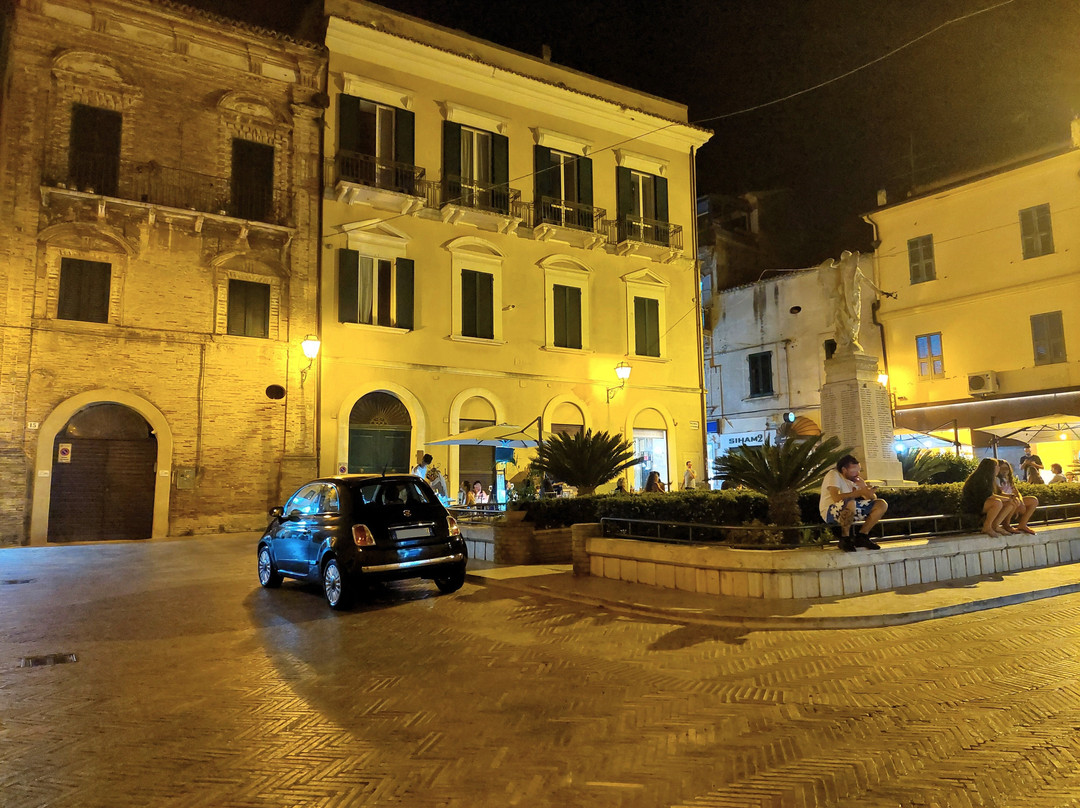 Piazza Caprioli-瓦斯托必去景点