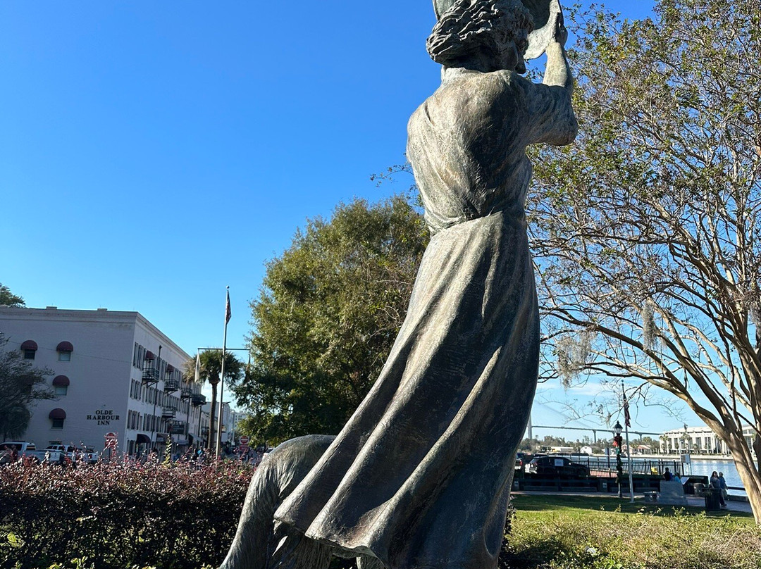 The Waving Girl Statue景点图片