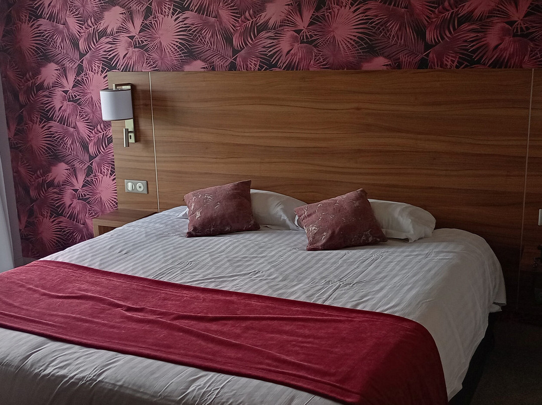Brit Hotel Privilège Lisieux-La Villa des Arts主图