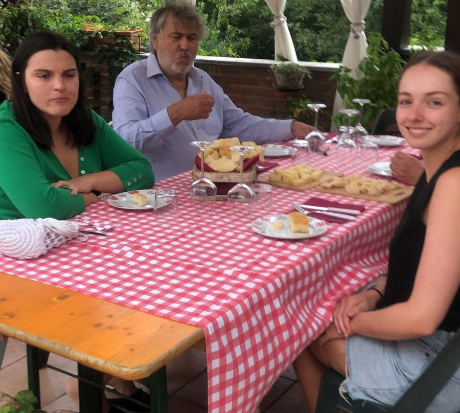 Milan Oltrepo Pavese Vineyards Grape Stomping and Wine Tasting-Robecco Pavese必去景点