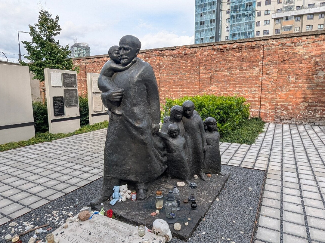 Jewish Cemetery (Cmentarz Zydowski)-华沙必去景点