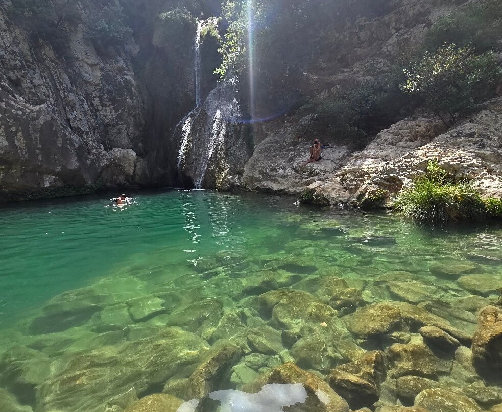 Polylimnio Waterfall-Charavgi必去景点