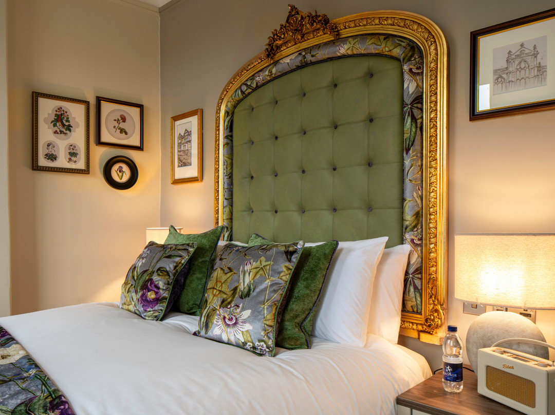 Warwick Arms Hotel主图