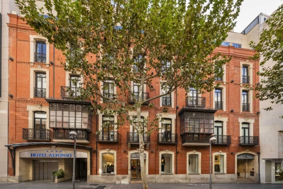 阿方索十绸酒店