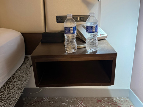 韦斯特伯里希尔顿花园酒店主图