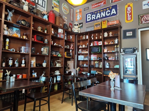 Delis Café Vintage Shop