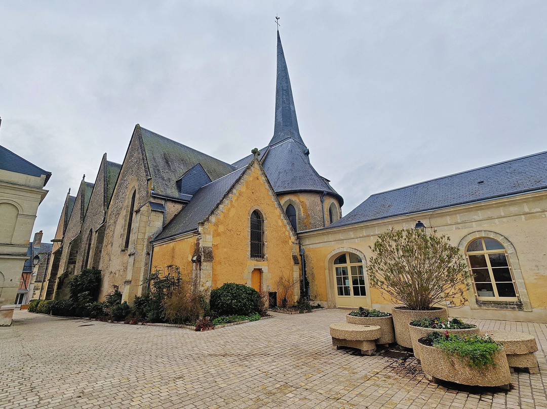 Église Saint Pierre-Neuille-Pont-Pierre必去景点