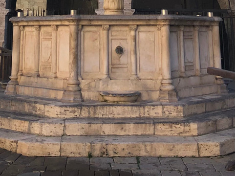 Fontana Monumentale Di Piazza-Limigiano必去景点