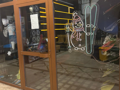 白色公园酒店主图