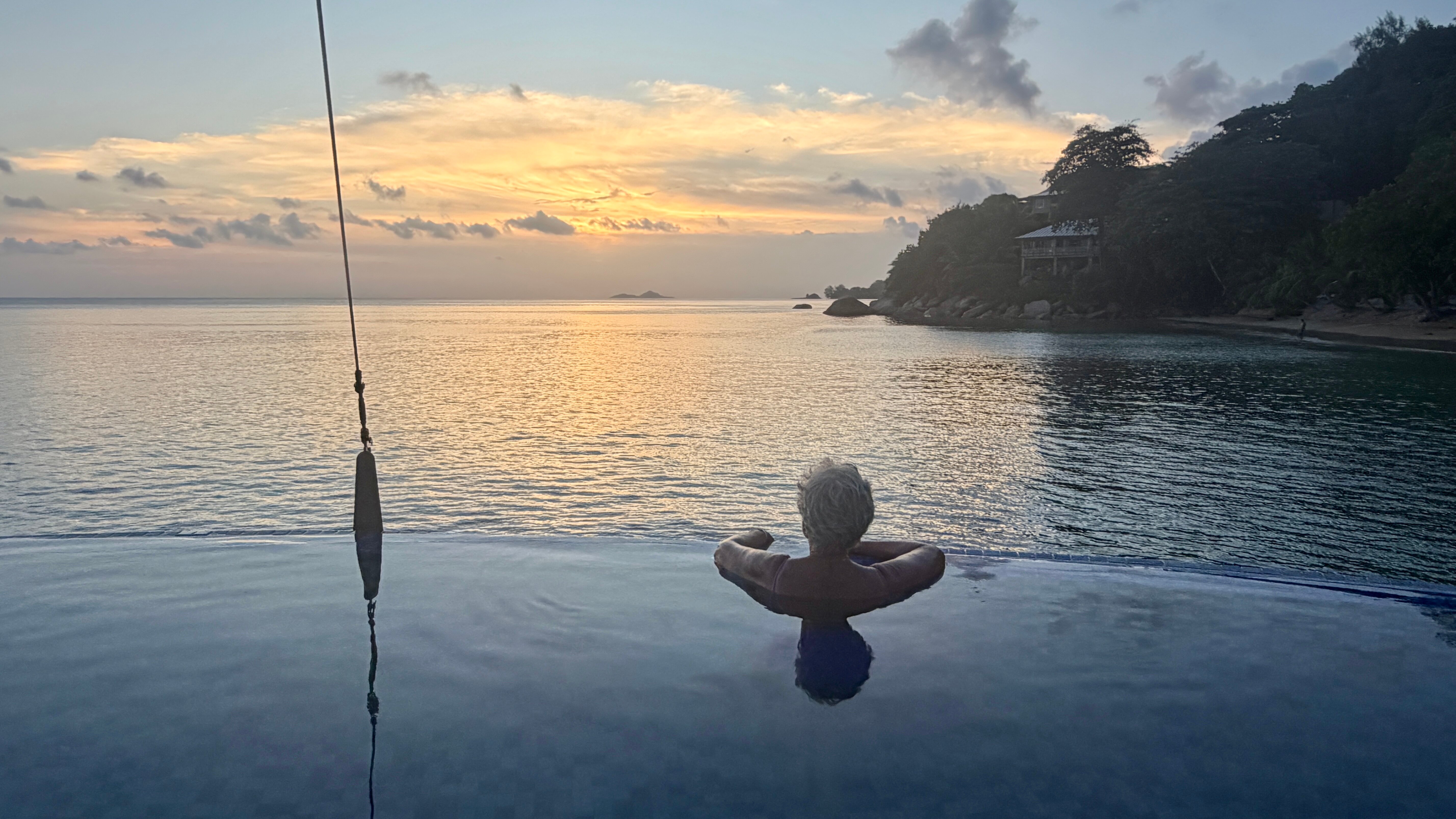 黑鹦鹉套房酒店-泳池