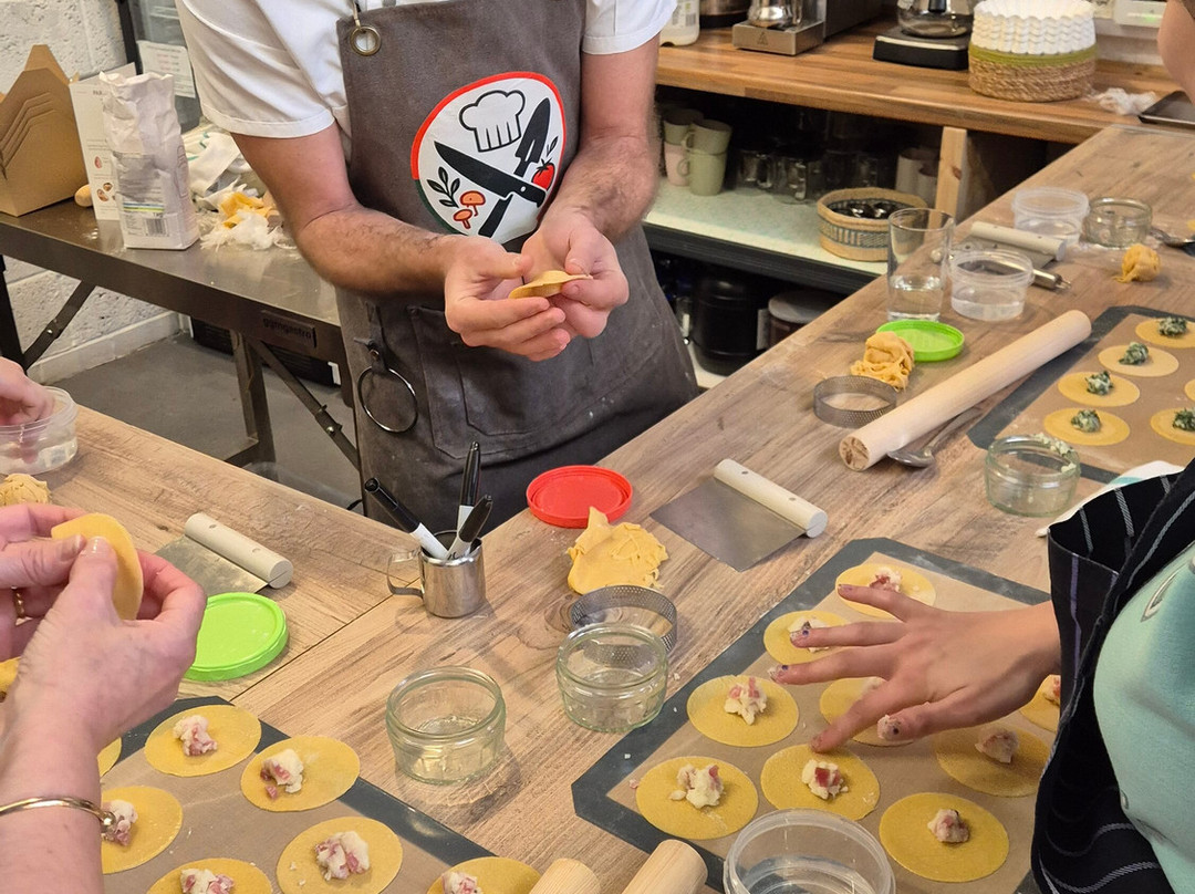 Italian Cooking Classes By Wild Chef Lorenzo-Beeston必去景点