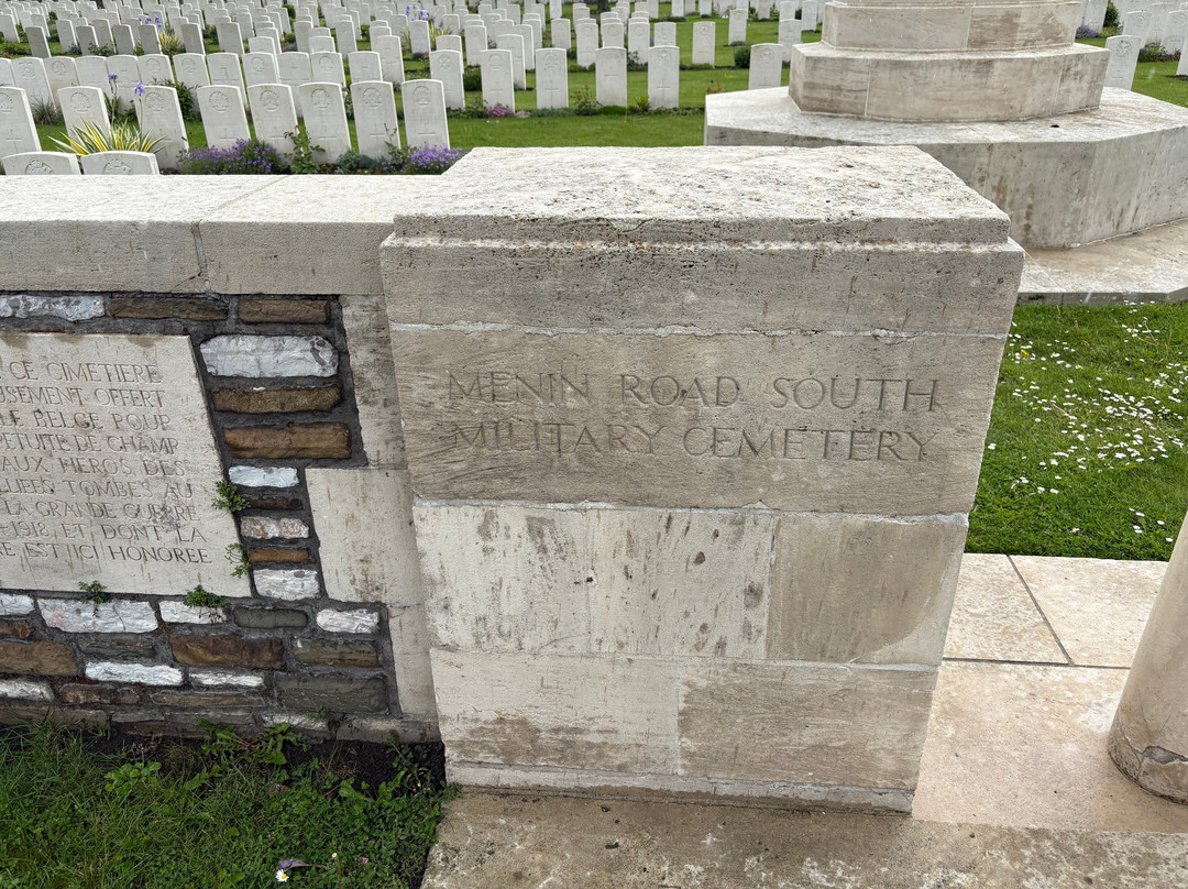 Menin Road South Military Cemetery-伊普尔必去景点