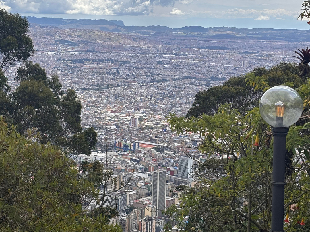 Iglesia Basilica del Señor de Monserrate-波哥大必去景点