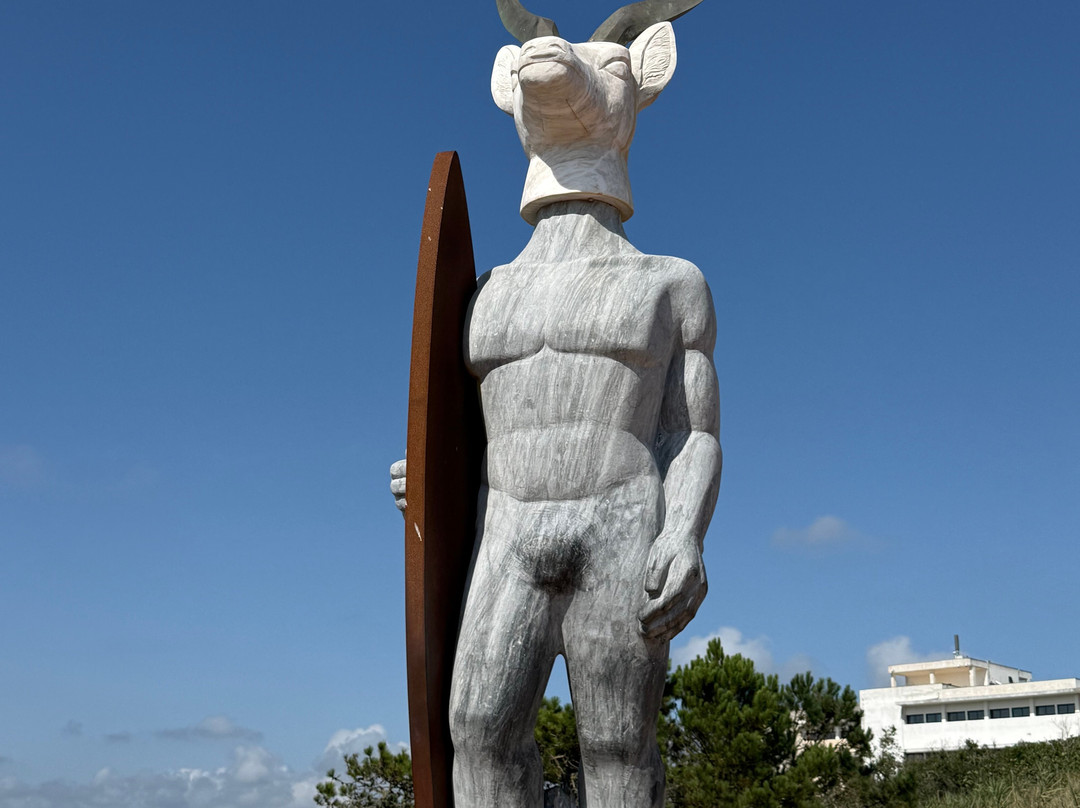 Estatua Homenagem aos surfistas e a Nossa Senhora da Nazare.-纳扎雷必去景点