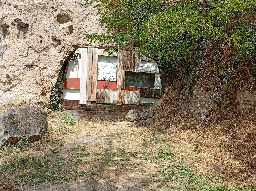 Grottes Troglodytiques de Perrier-Perrier必去景点
