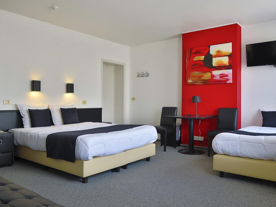 阿多马酒店主图