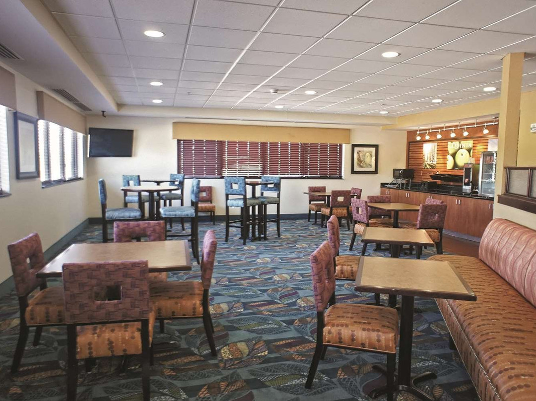 La Quinta Inn & Suites by Wyndham Edmond主图