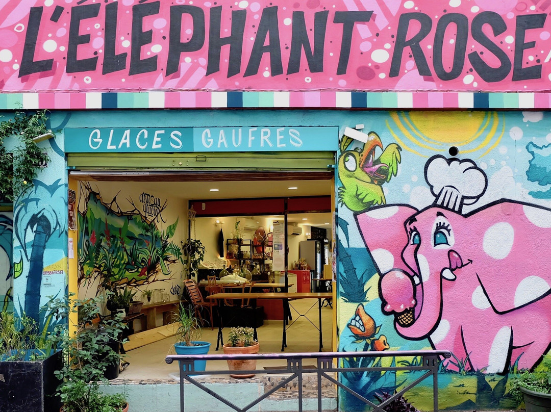 L'Eléphant Rose à Pois Blancs