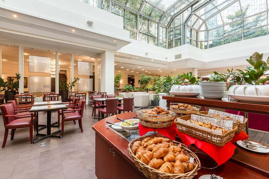 西方巴黎勒瓦卢瓦酒店主图