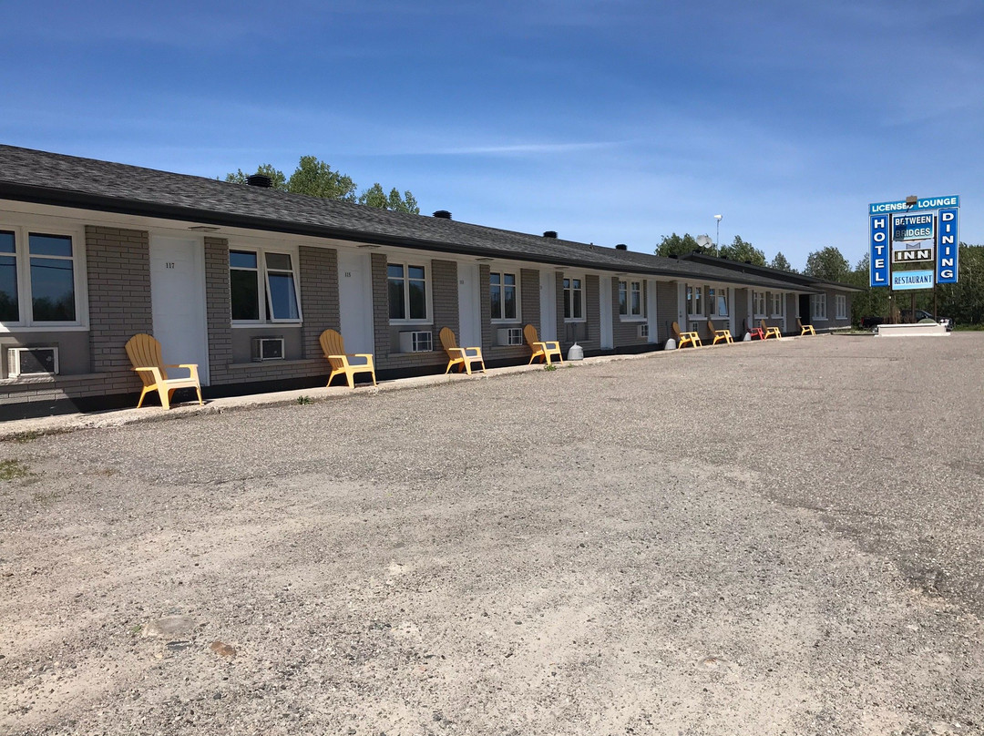 Between Bridges Inn主图