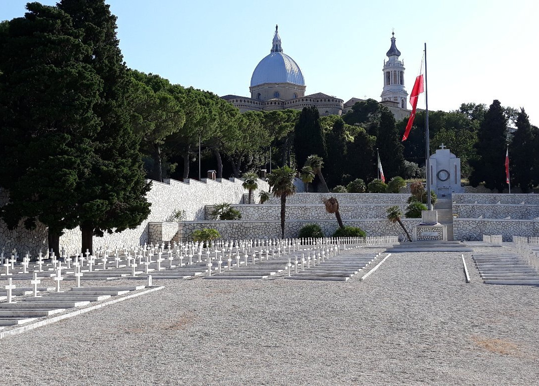 Polish War Cemetery景点图片