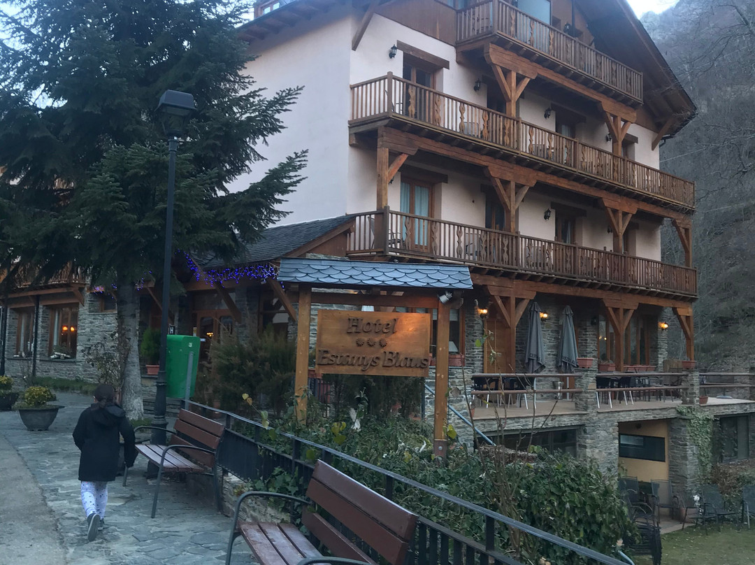 蓝色湖泊酒店主图