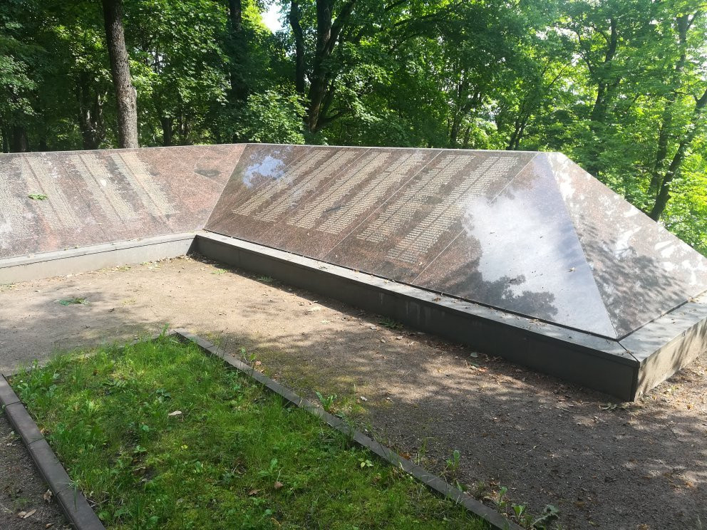 Mass Grave of Soviet Soldiers景点图片