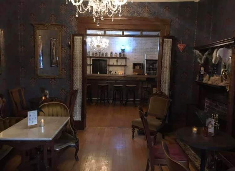 Iron Amethyst Inn & The 2one Speakeasy主图