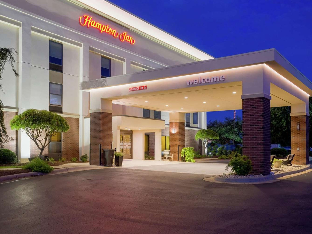 伊登顿汉普顿酒店主图