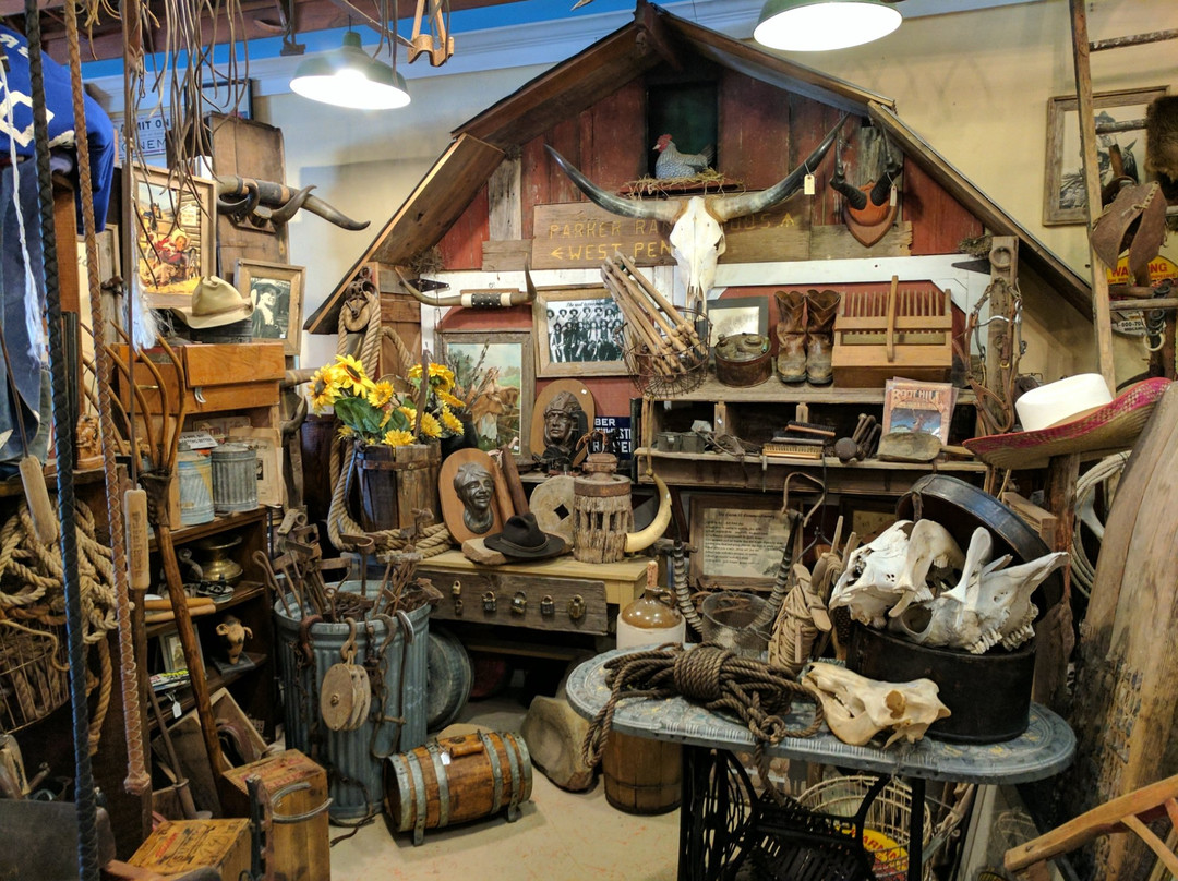 Santa Anna旅游景点-D and J's Good Ole Days Antiques and Oddities