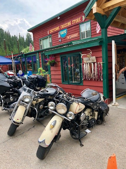 Savoy旅游景点-Ginny Wolf Studio