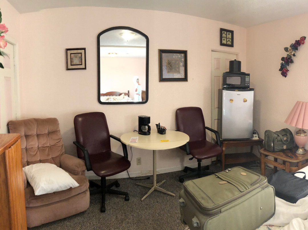 Sunflower Motel主图