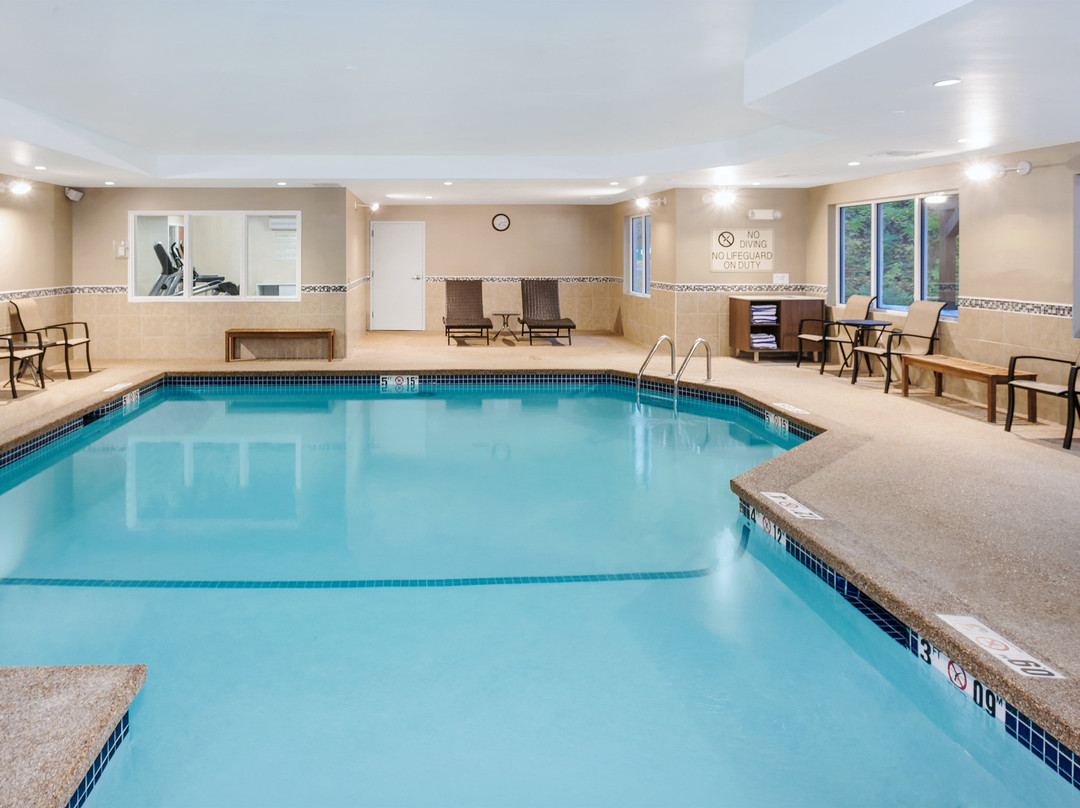 蒂尔顿快捷假日&套房酒店主图