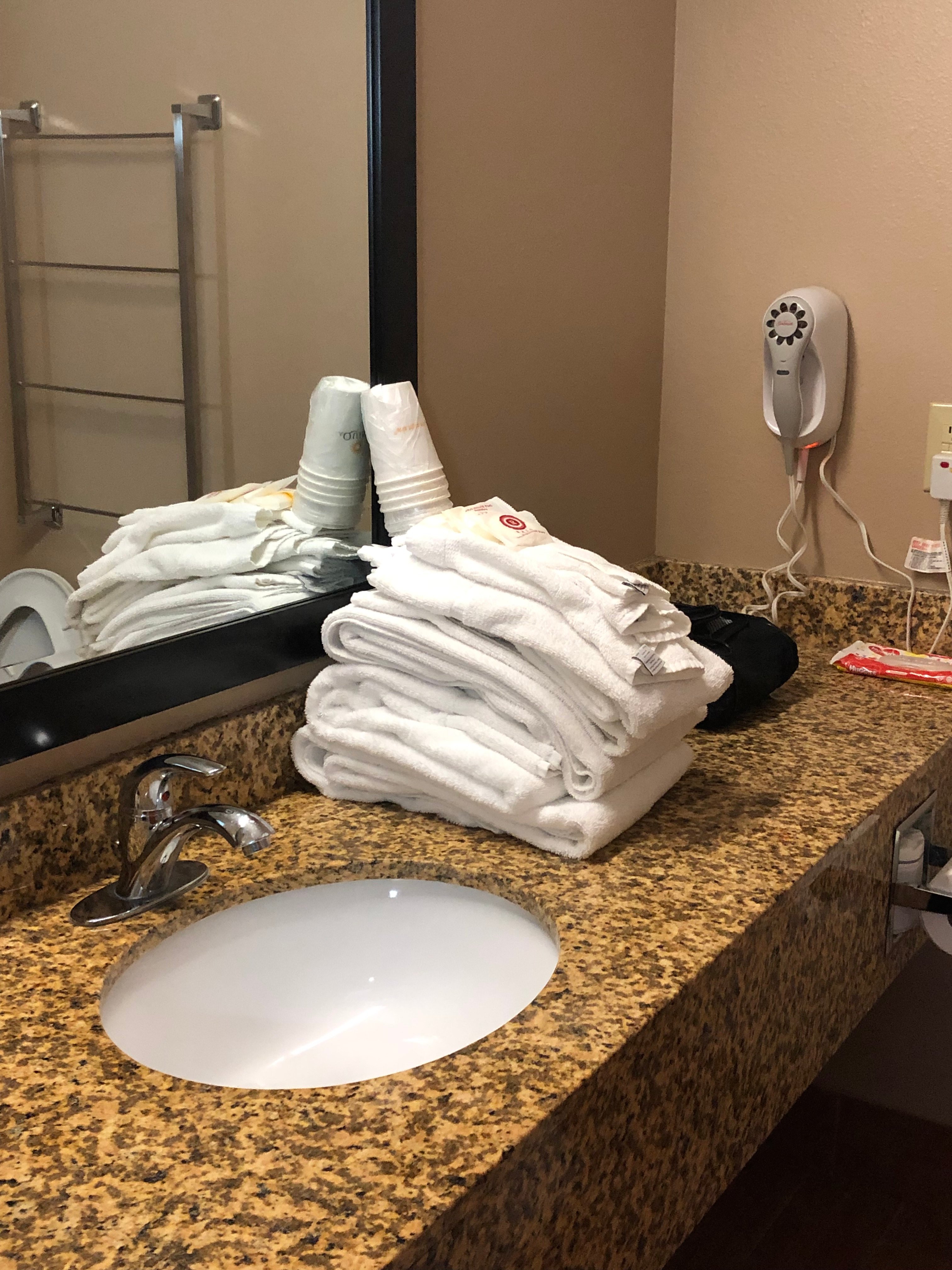 La Quinta Inn & Suites by Wyndham Indianapolis Airport West-浴室