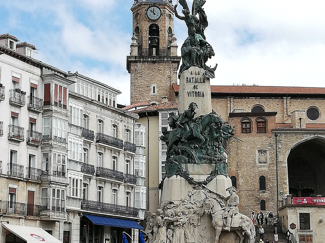 Plaza de la Virgen Blanca景点图片